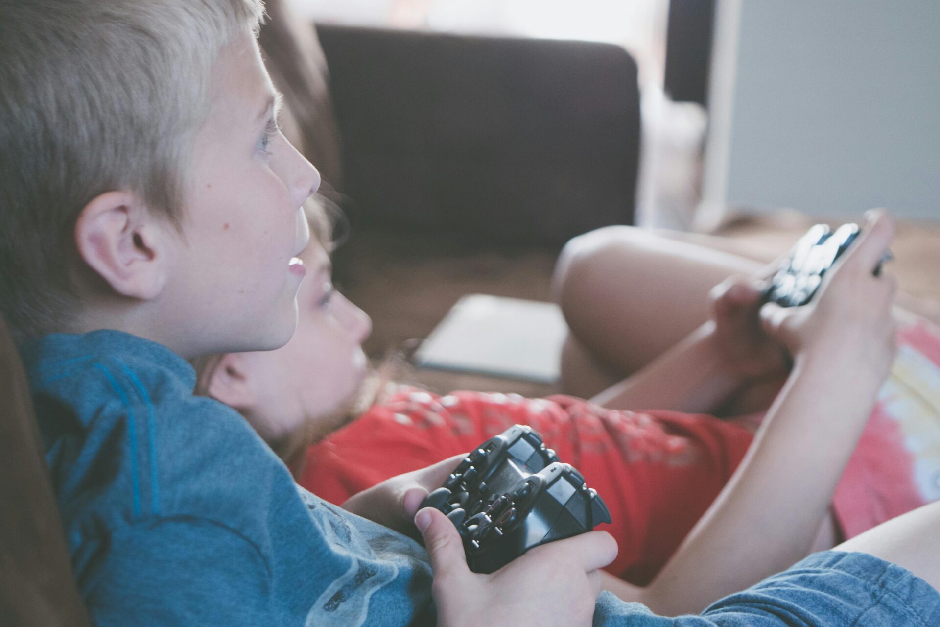 Dagelijks gamen is ongezond voor het kind. Ongezonde leefstijl.