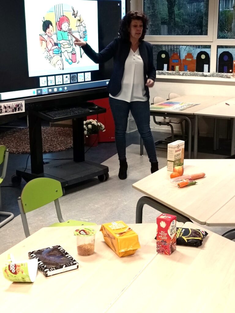 Een les gezonde tussendoortjes op een school in Apeldoorn.